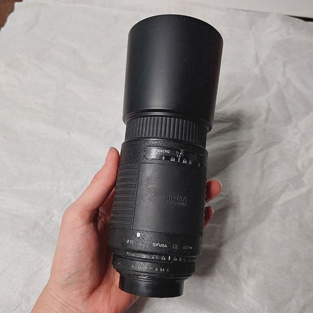 Sigma DL Zoom 75-300mm 1:4-5.6 Auto Focus Lens with Sun Shade